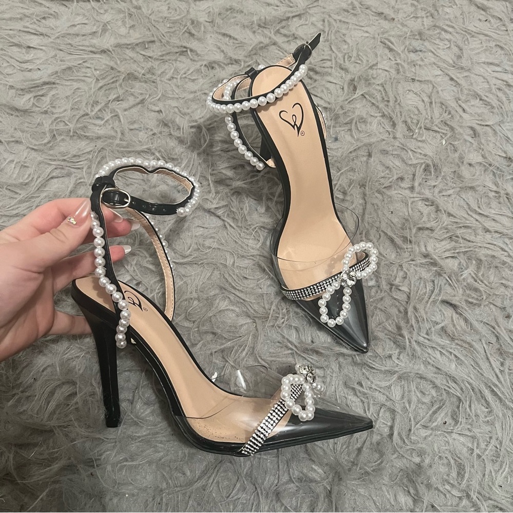 New Windsor bow pointy pearl heels size 7.5